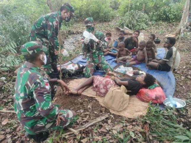 Dengan Sigap dan Cepat Personel Satgas Yonif 125 Bantu Persalinan Warga Papua