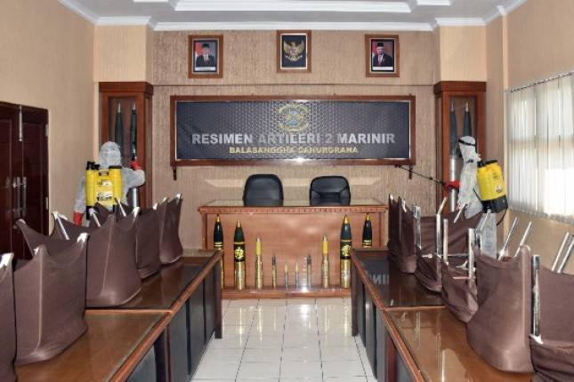 Prajurit Parinir Laksanakan Penyemprotan Disinfektan di Kesatrian Marinir Soetedi Senaputra Surabaya