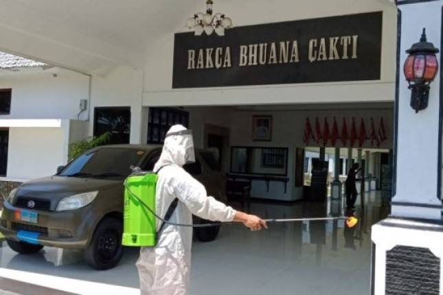 Penyemprotan Cairan Disinfektan Dilakukan Rutin Yon Arhanud 2 Marinir Surabaya