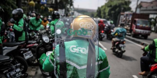 Menimbang Dampak Pemangkasan Biaya Aplikasi Ojek Online 