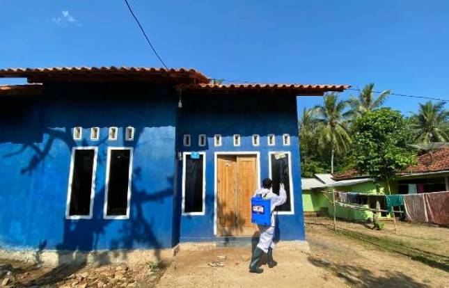 Rumah Penerima BSPS Lampung Disemprot Desinfektan 