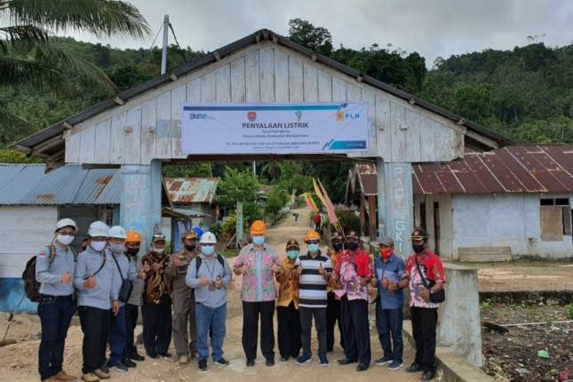 Salurkan Listrik di Desa Padingkian Banggai Laut, PLN Berharap Tingkatkan kesejahteraan masyarakat
