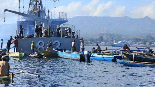 Nelayan Maumere Terima Donasi KRI Tongkol-813