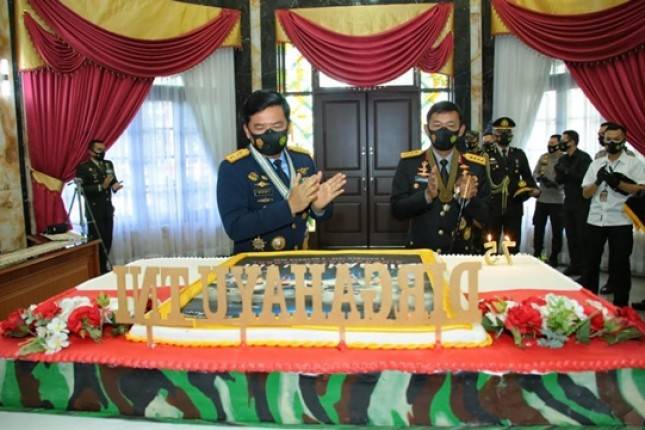 Panglima TNI Hadi Tjahjanto Terima Kejutan dari Kapolri Idham Azis di HUT Ke-75 TNI