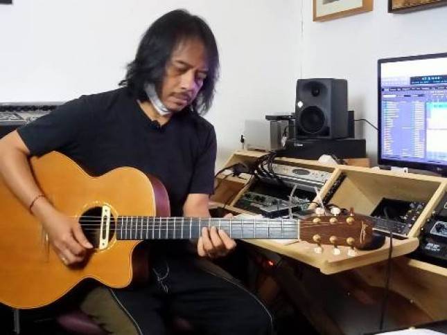 Gitaris Dewa Budjana Tak Ada Kesulitan Menggarap Album Religi Lintas Agama 