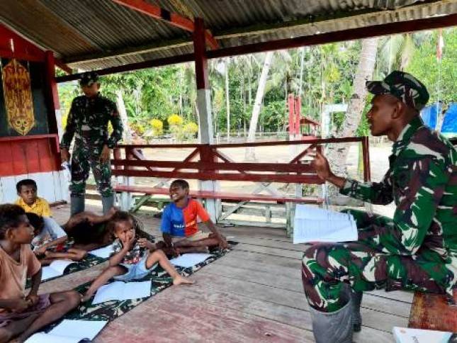 Satgas Yonif MR 413 Peduli Anak-Anak  Perbatasan di Papua