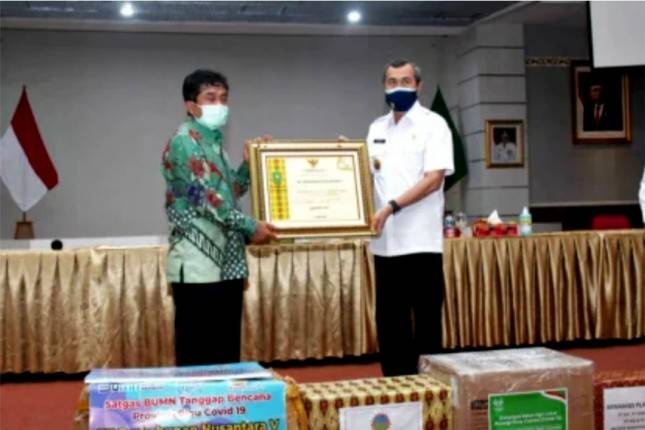 Tekan Angka Penularan Covid-19, PTPN V Salurkan Ribuan Masker 