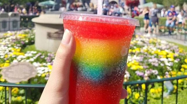 Disneyland Punya Minuman Pelangi Juga Lho!