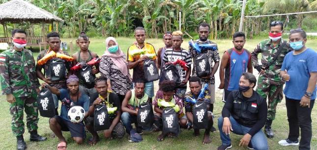 Tingkatkan Prestasi  Pemuda Papua Terima Sepatu Bola 