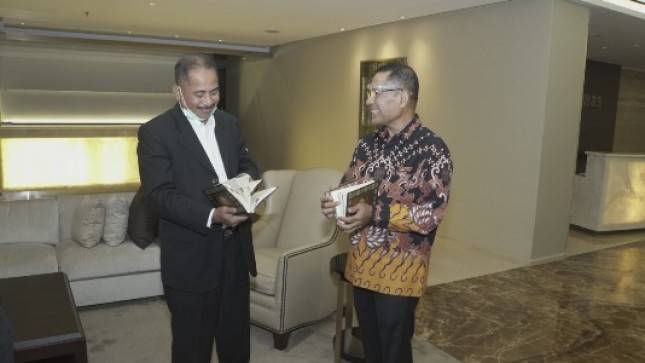 Mantan Menteri Arief Yahya Donasikan Sejumlah Alquran untuk Masyarakat Banyuwangi