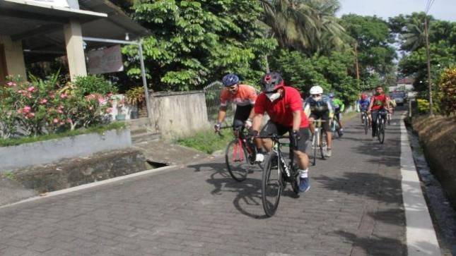Sejumlah Perwira Lantamal VIII Gowes Sepeda Tingkatkan Kebugaran Tubuh