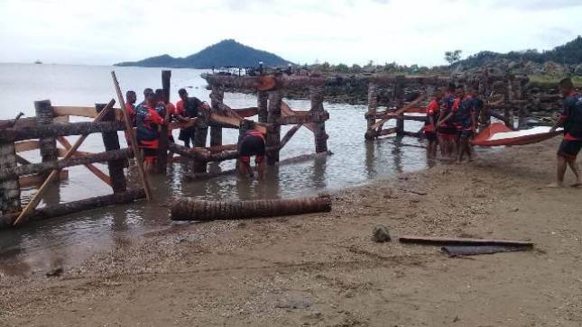  Brigif 4 Marinir/BS Pesawaran Lampung Membuat Rumpon