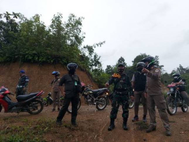 Satgas Yonif 642 Kapuas Patroli Bersama Polri Tingkatkan Keamanan Perbatasan Entikong