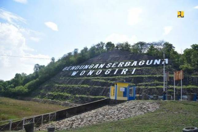 Penananam Pohon Bernilai Ekonomis di Sabuk Hijau Bendungan