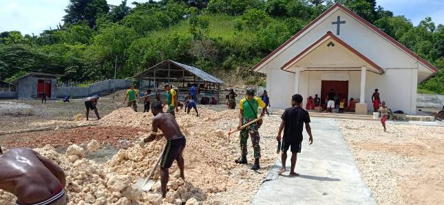 Satgas Yonif 413 Kostra-Warga Gelar Karya Bhakti Rumah Ibadah Kampung Gambut