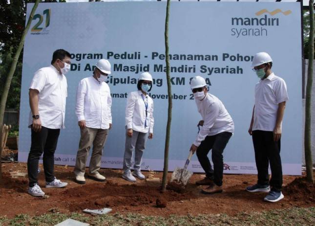Mandiri Syariah Tanam 1000 Pohon di Area Masjid Tol Cipularang