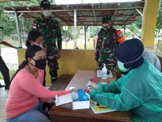 Satgas Pamtas Yonif 642 Jalankan Protokol Kesehatan Terhadap Pekerja Migran