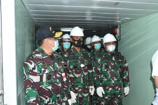 Dankormar Suhartono Dampingi KASAL Yudo Tinjau Dua KRI