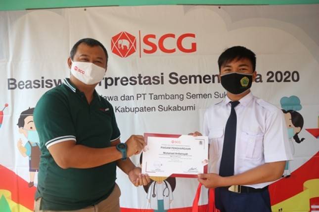 Semen Jawa dan Tambang Semen Sukabumi Bagikan Beasiswa  untuk 486 Siswa Berprestasi
