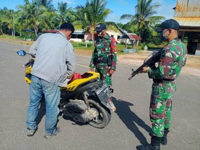 Satgas Pamtas Yonif 642 Kapuas Laksanakan Sweeping di Perbatasan Jelang Nataru