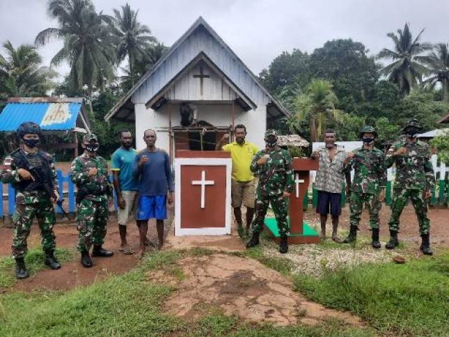 Satgas Yonif 125 Simbisa Bantu Memperindah Gereja di Kampung Toray Jelang Perayaan Natal