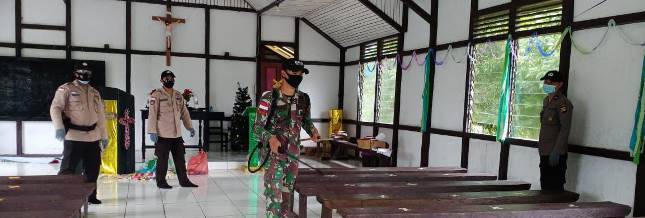 Satgas Pamtas Yonif 642 Kapuas Semprot Disinfektan di Gereja