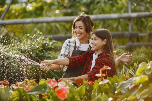 Memasak dan Berkebun Bentuk Kegiatan Menarik di Rumah 