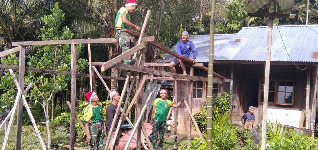 Satgas Yonif MR 413 Kostrad Bersama Warga Bangun Pendopo