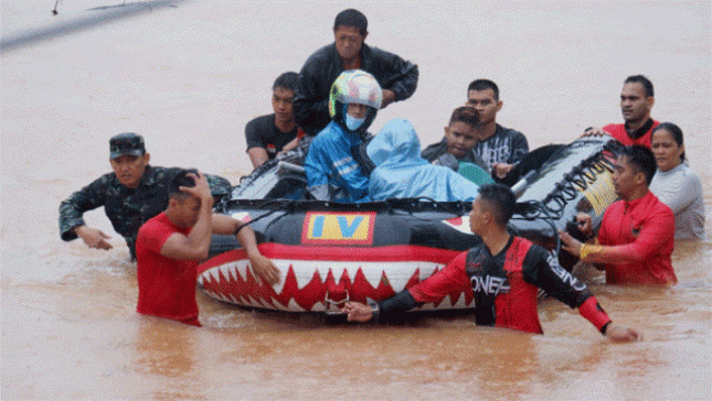 Prajurit Marinir Evakuasi Korban Banjir Tanjungpinang