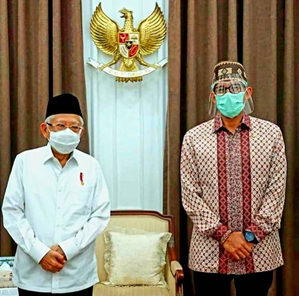 Menteri Sandi Pamer Potret Bareng Wapres, Warganet Soroti Lambang Garuda:&nbsp;Pak, Burung Garuda Kok Nyentrik! Kakinya Bengkok Paruhnya Mangap...