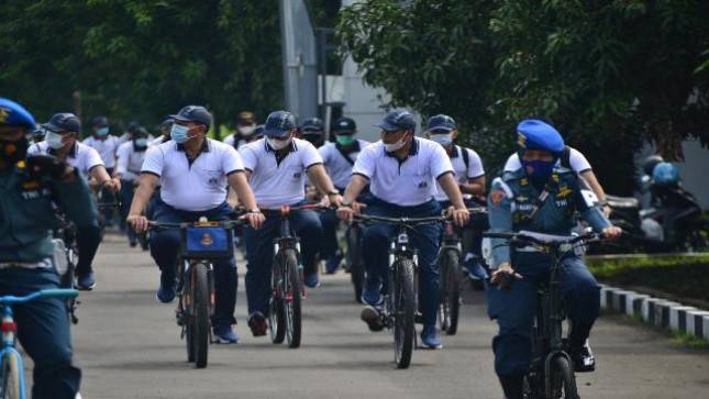  KASAL Laksamana Yudo dan Gubernur AAL Gowes Sepeda Bersama