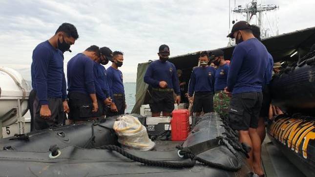 Hari Kedua Jatuhnya Sriwijaya Air Prajurit Marinir Siap Selami Laut Pulau Seribu