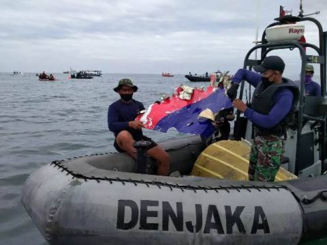 Tim SAR Gabungan dari Denjaka Temukan Serpihan Pesawat Sriwijaya Air