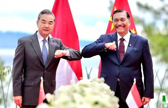 Disambangi Menlu China, Luhut 'Sumringah': Kedatangan Sahabat Saya, Bapak Wang Yi Ke Danau Toba...
