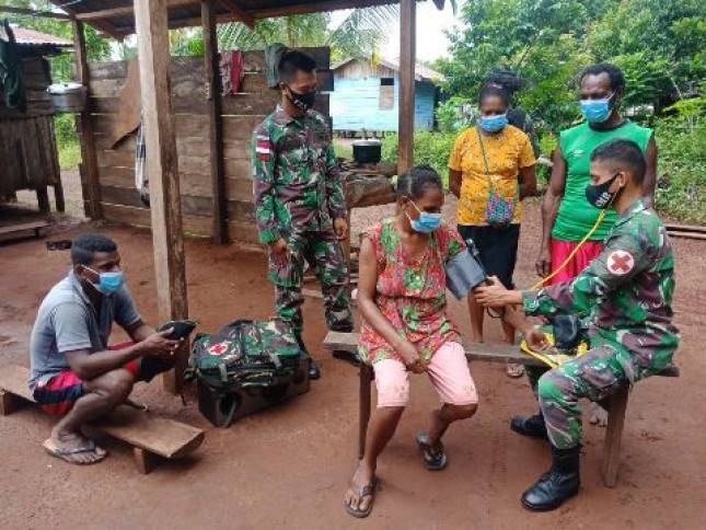 Satgas Pamtas Yonif 125 SMB Berikan Pelayanan Kesehatan Masyarakat