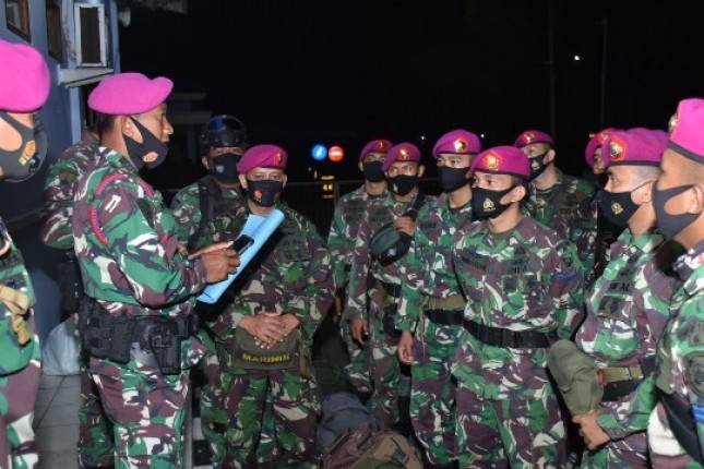 Satgas Kemanusiaan Marinir Bantu Korban Banjir di Banjarmasin