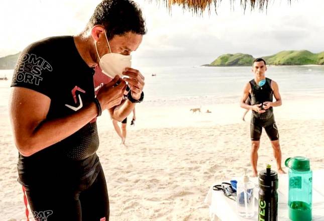 Sandiaga Uno Pamer Potret 'Nyebur' di Kuta Mandalika Tuai Pujian Warganet: Pak Menteri Joss Banget!