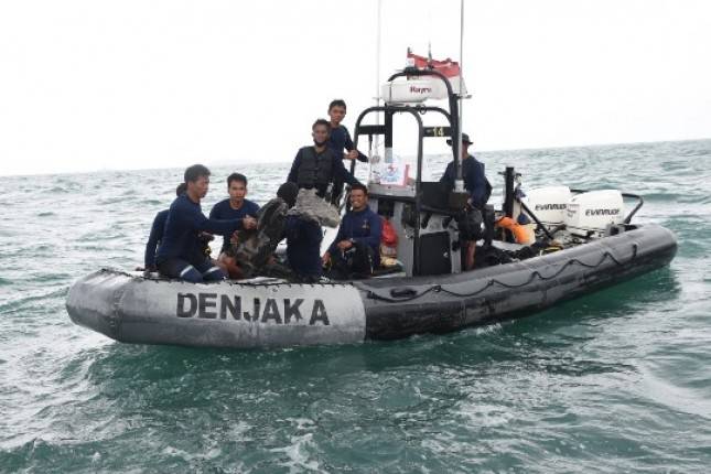 Prajurit Marinir Tingkatkan Pencarian Korban dan CVR Pesawat Sriwijaya