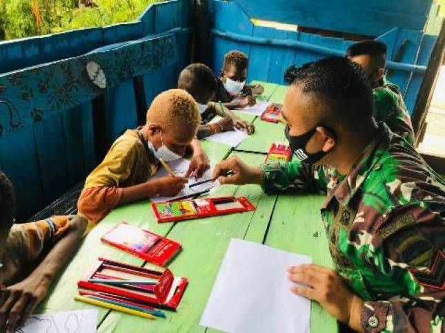 Satgas Yonif 125 Simbisa Tingkatkan Anak-Anak Belajar Bersama