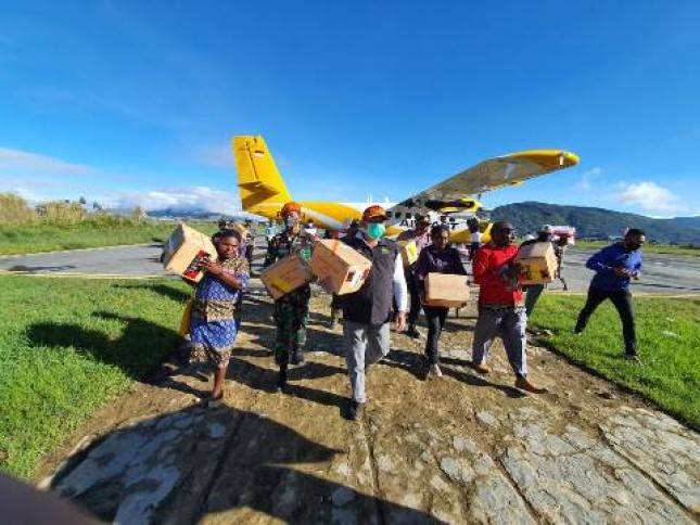 Risma Pastikan Bantuan Logistik Korban Banjir Paniai Papua Terpenuhi