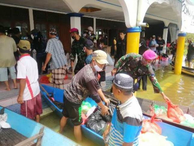 Prajurit Marinir Terus Distribusikan Sembako kepada Korban Banjir Kalsel