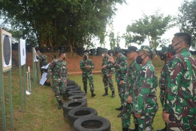 Pangdam XVII Cenderawasih Latihan Menembak Pistol Dengan Pejabat Kodam