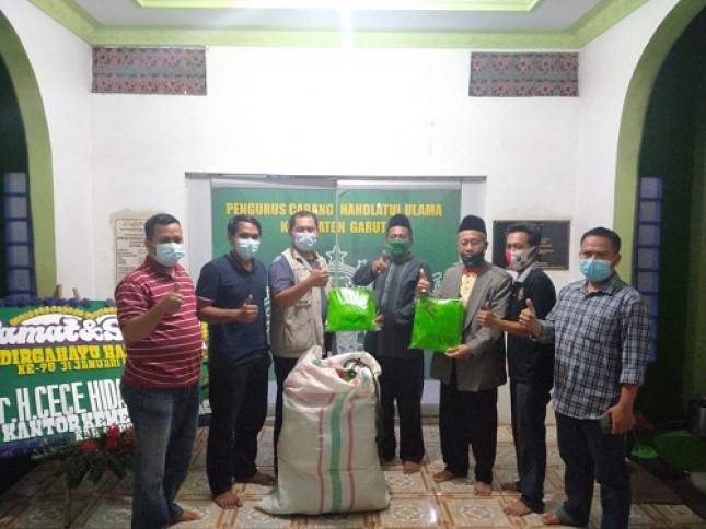 Cegah Para Kiyai Kampung dari Resiko Terpapar, NU Garut Berkolaborasi dengan INDONESIA RESPON dan OK OCE Peduli Gelar Aksi Sosial Bagikan APD