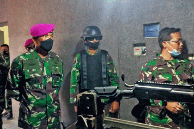 Prajurit Yonif 5 Mar Pasmar 2 Uji Coba Senjata AK47 Modif