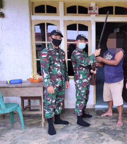 Satgas Yonif 642 Kapuas Sita Senjata Api Waarga Perbatasan