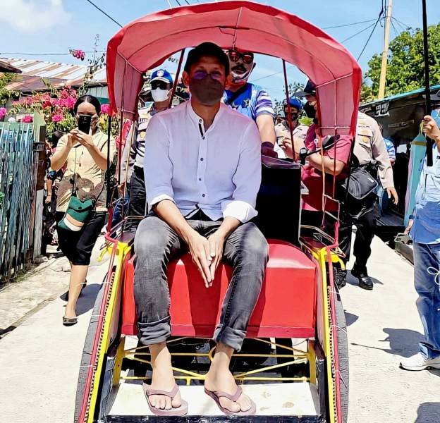 Gaya Nadiem Naik Becak dan Pakai Sendal Jepit di Pulau Doom Papua Bikin Netizen Kagum: Keren Banget Mas Menteri...