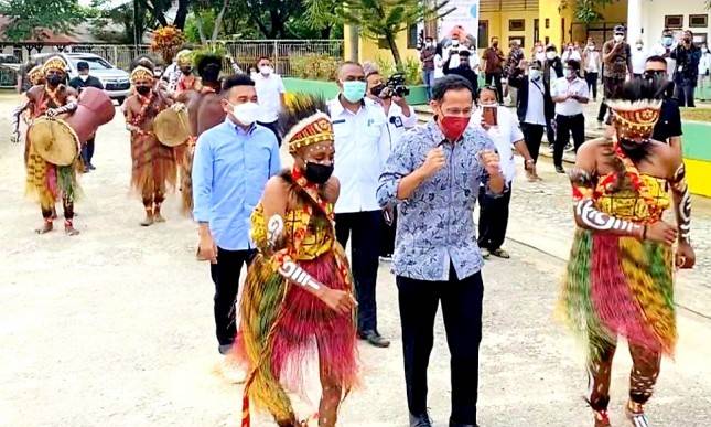 Nadiem Luar Biasa! Selain Naikkan Dana Bos 30%, Kunkernya ke Tanah Papua Bikin Bahagia Masyarakat Adat Papua
