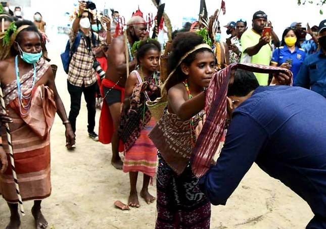 Bahagianya Mendikbud Disambut Meriah Warga Kampung Malaumkarta Papua, Warganet: Papua Cinta Nadiem Makarim... 