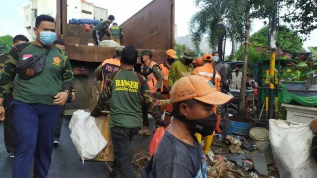 Banjir Usai, Sampah Datang: Banser Bantu Angkut ke Truck