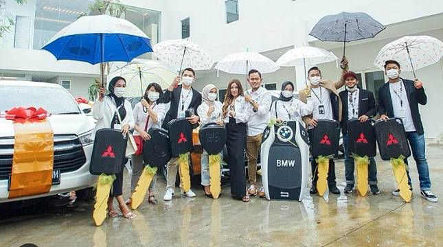Luar Biasa! Pasangan Crazy Rich Asal Malang Bagikan Mobil-mobil Mewah untuk Karyawannya, Netizen: Ini Baru Namanya Bos...
